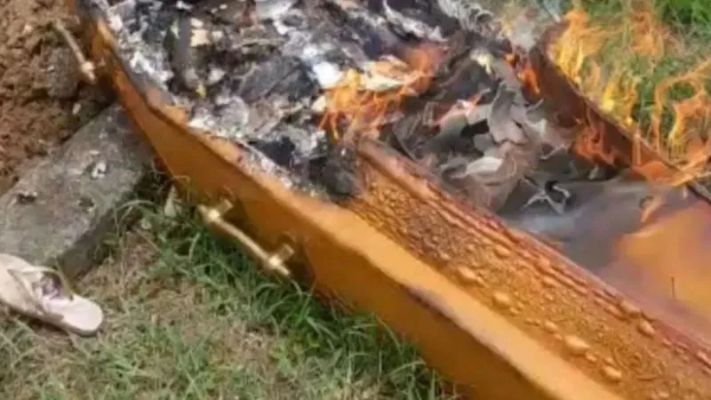 Traficantes invadem cemitério, atiram contra caixão e colocam fogo em corpo durante enterro na Bahia