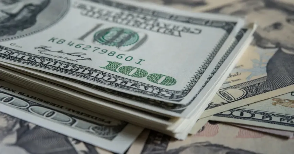 Dólar fecha em alta, e Bolsa recua com saída de estrangeiros e inflação dos EUA no radar