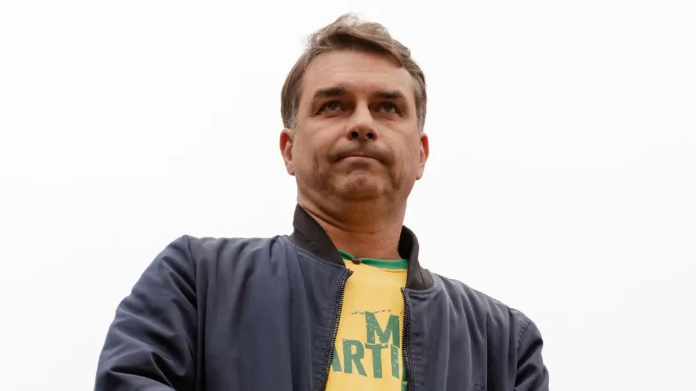 Flávio Bolsonaro é investigado na PF por lavagem de dinheiro por meio do filme ‘Dark Horse’ 